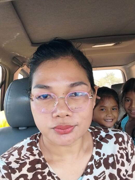 Portrait of Isa Chea in her car